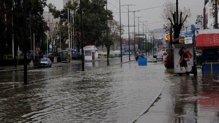 Αποκαταστάθηκε η κυκλοφορία στην Πειραιώς μετά τη νεροποντή